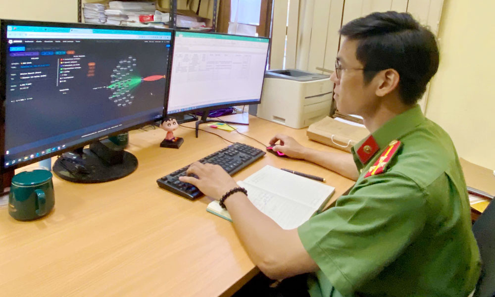 Thượng úy Trương Văn Sinh nghiên cứu thủ đoạn của tội phạm công nghệ cao trên không gian mạng.